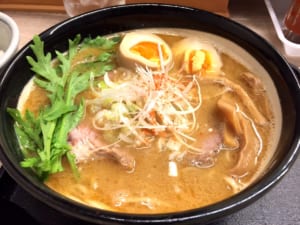 大阪・西天満の『麺乃家』しょうゆラーメン（こってり）